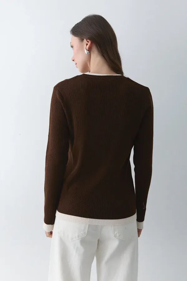Pull à 2 boutons couleur cannelle foncée et crème - 251023