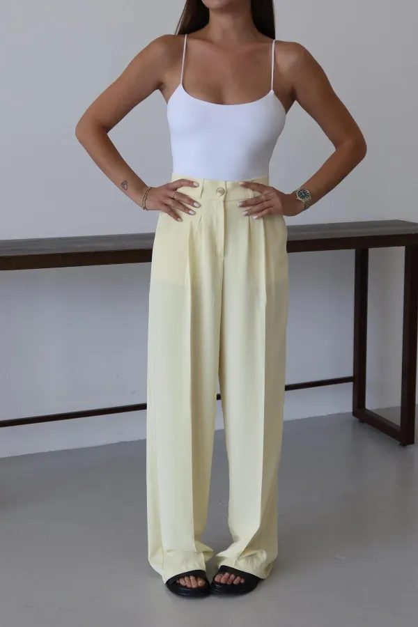 Pantalon palazzo jaune avec boutons dorés et taille élastiquée