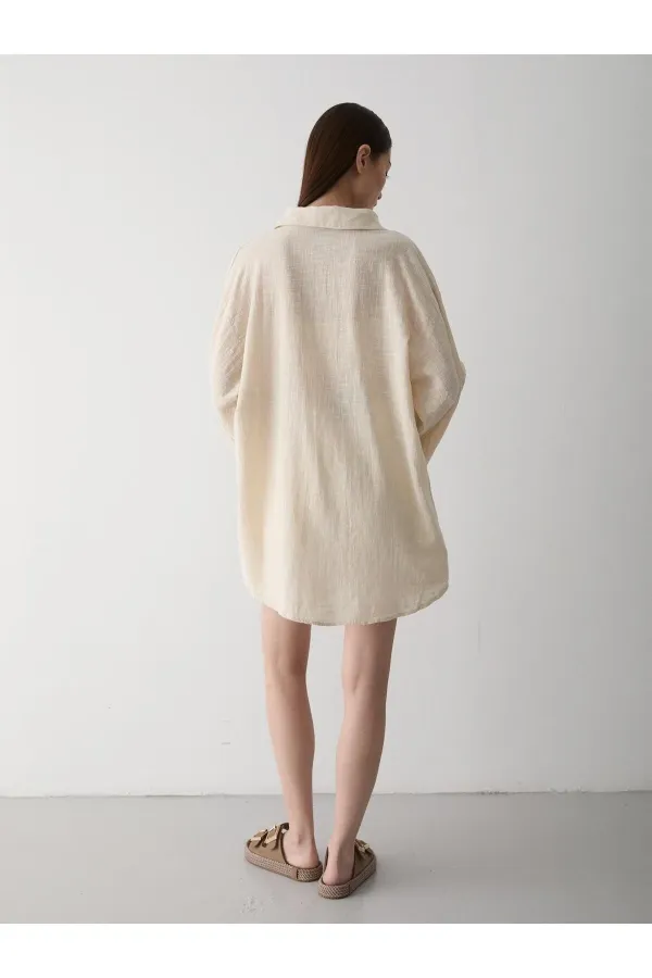 Kimono en lin et coton 100 % couleur pierre, orné de dentelle.