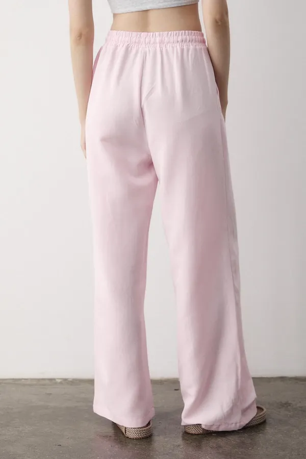 Pantalon rose à jambes larges et taille élastiquée