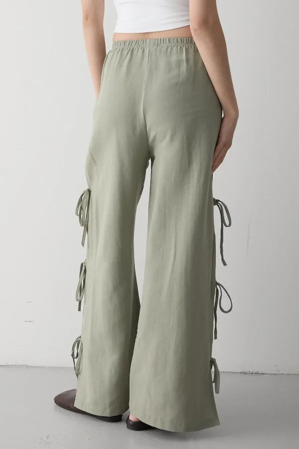Pantalon kaki 100 % coton avec fente latérale et détail de ceinture