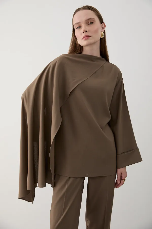 Ensemble chemisier et pantalon en vison avec châle intégré - 8752