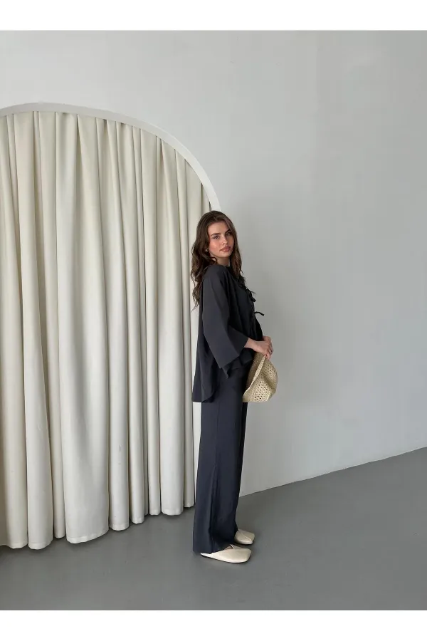 Ensemble anthracite à manches chauve-souris avec détail de bouton lacé