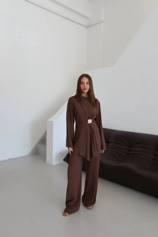 Ensemble chemisier et pantalon marron avec broche dorée - 8759