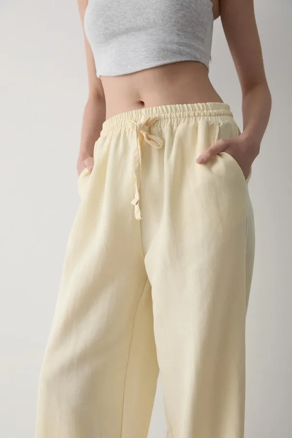 Pantalon jaune à jambes larges et taille élastiquée