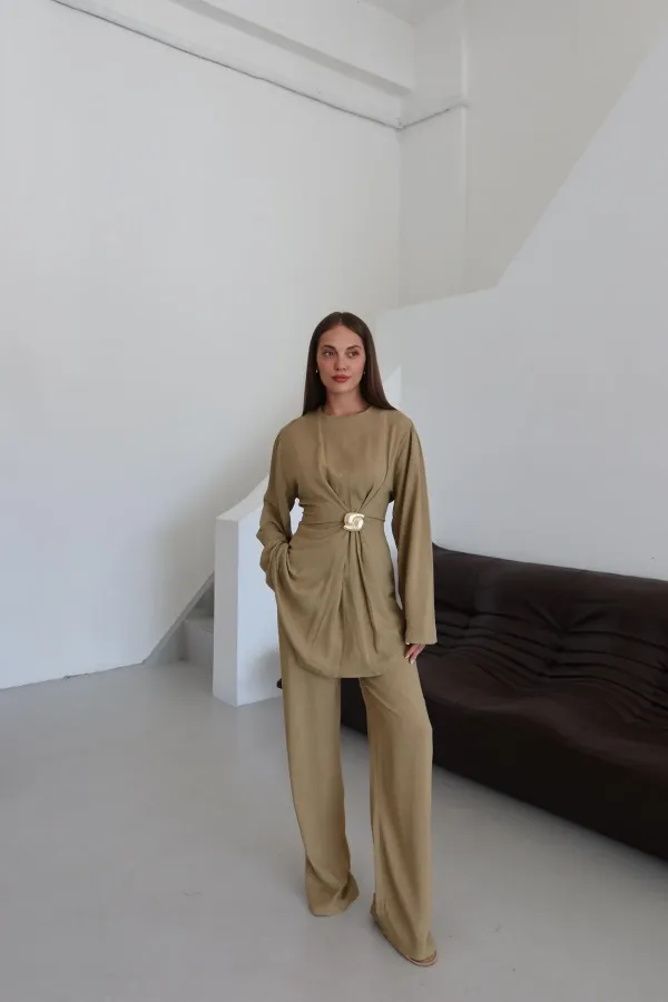 Ensemble chemisier et pantalon kaki doré avec broche