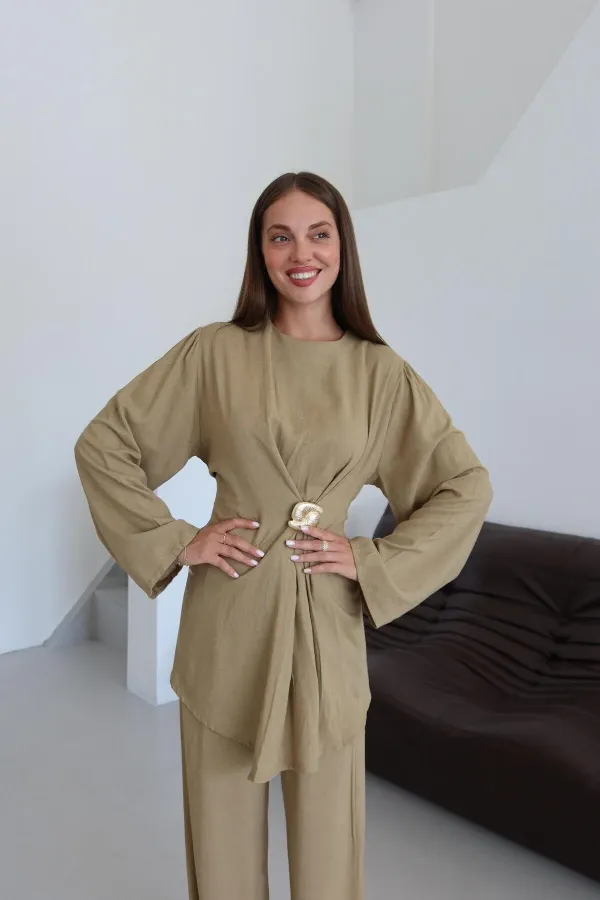 Ensemble chemisier et pantalon kaki doré avec broche