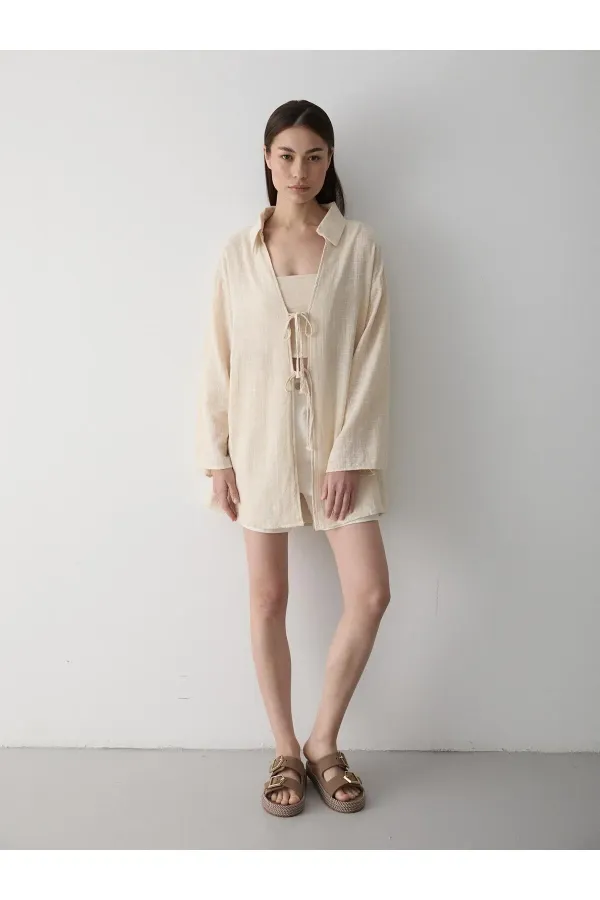 Kimono en lin et coton 100 % couleur pierre, orné de dentelle.