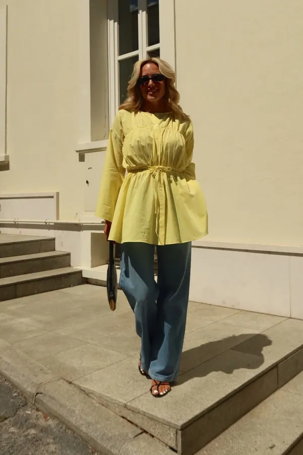 Chemise en voile de lin jaune avec détail à la taille