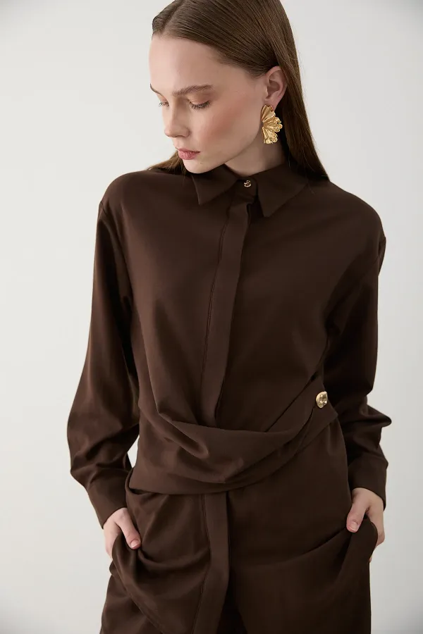 Ensemble chemise et pantalon marron avec boutons décoratifs dorés - 8856