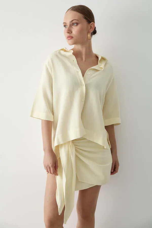 Ensemble jupe et chemise jaunes avec détail de cravate