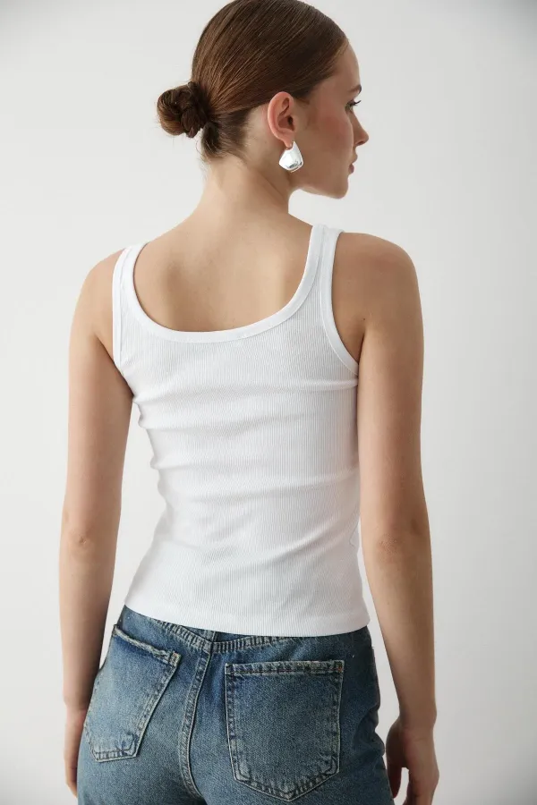 Débardeur blanc à boutons sur le devant