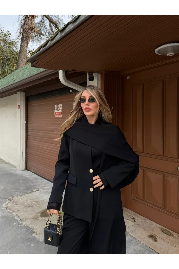 Veste noire à boutons dorés et châle - 9721