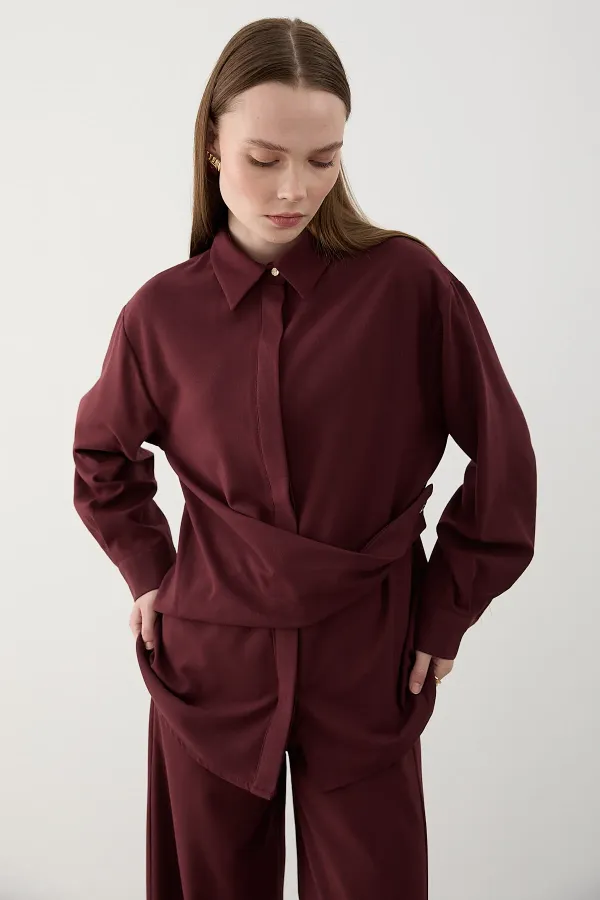 Ensemble chemise et pantalon bordeaux à boutons et accessoires dorés - 8856
