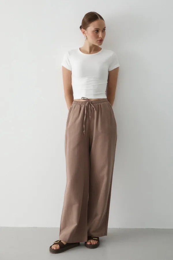 Pantalon en coton et lin couleur vison avec taille élastiquée