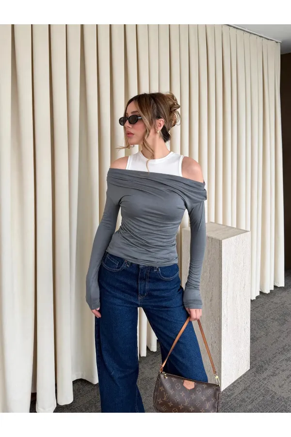 Gri Beyaz Atletli Kayık Yaka Bluz - 0780