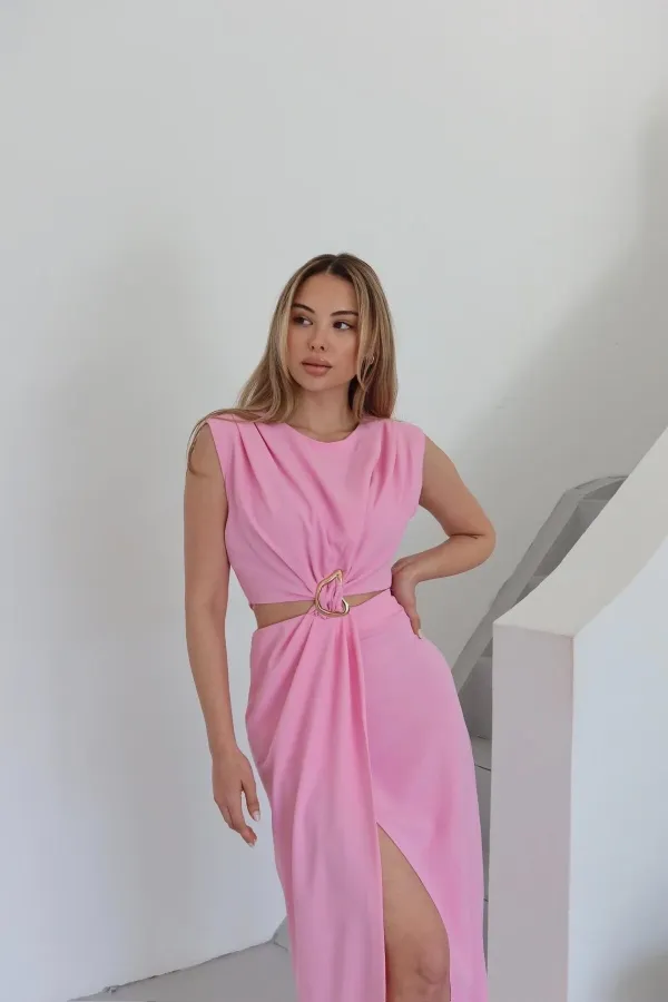 Pembe Önden Tokalı Yan Dekolteli Elbise