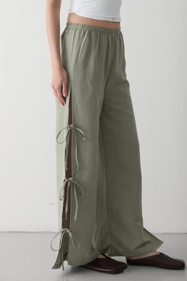 Pantalon kaki 100 % coton avec fente latérale et détail de ceinture