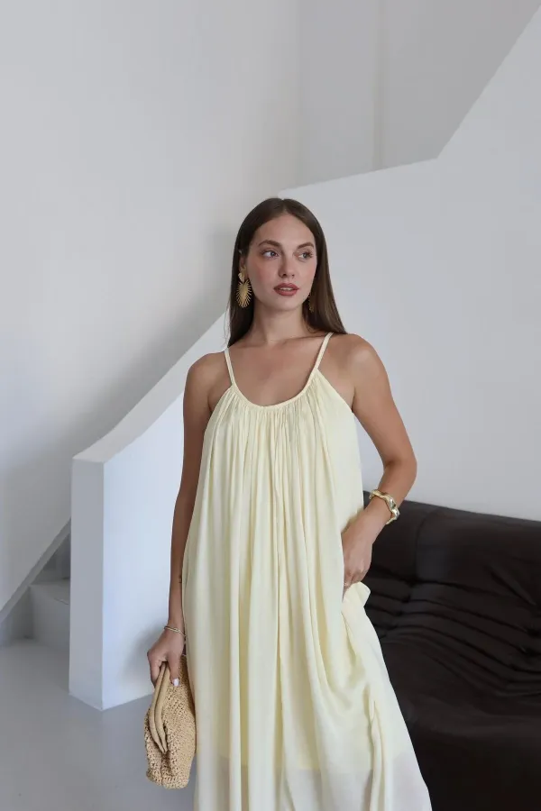 Robe jaune à bretelles et coupe décontractée