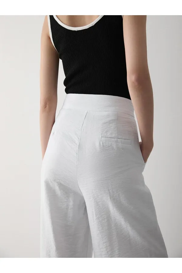 Pantalon blanc à jambes larges avec fermeture velcro