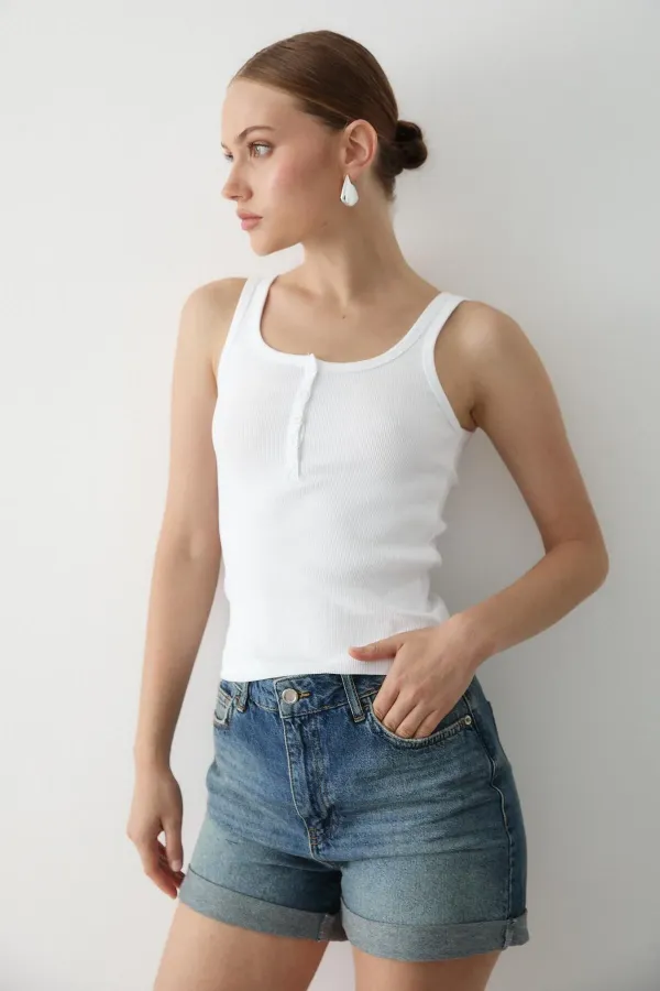 Débardeur blanc à boutons sur le devant