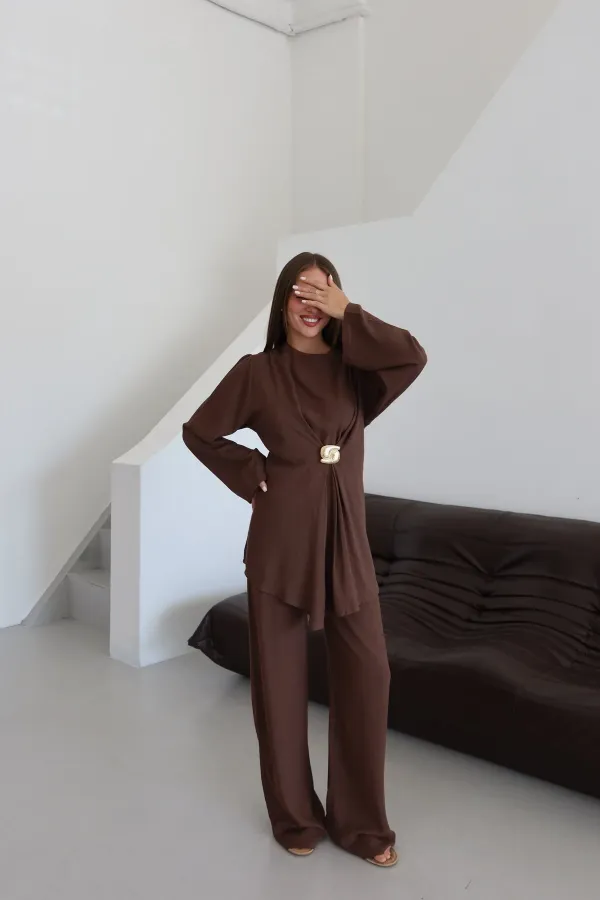 Ensemble chemisier et pantalon marron avec broche dorée - 8759