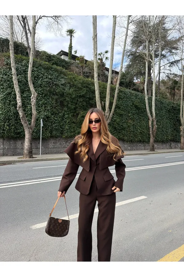 Ensemble veste et pantalon marron à cape - 202604