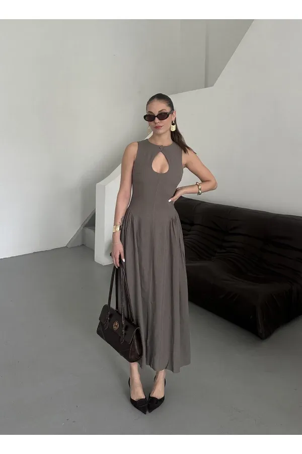 Robe en vison à encolure en V et détails à la taille