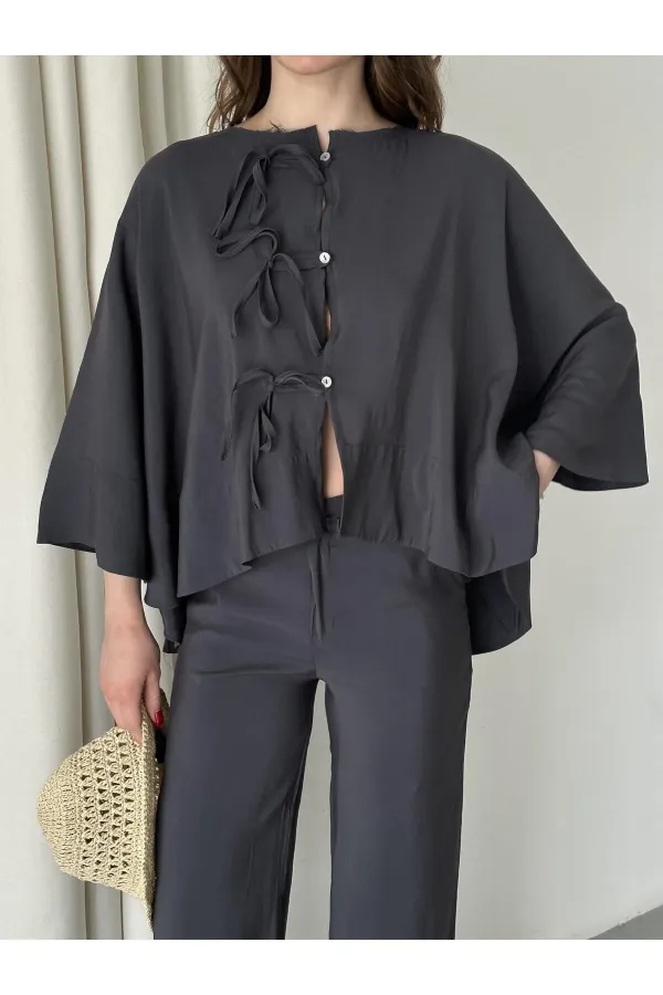 Ensemble anthracite à manches chauve-souris avec détail de bouton lacé