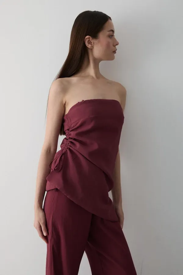 Ensemble chemisier et pantalon bordeaux sans bretelles à fronces latérales