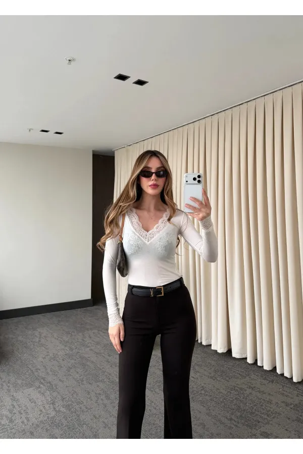 Chemisier en cachemire crème texturé avec détails en dentelle et col en V - 1727