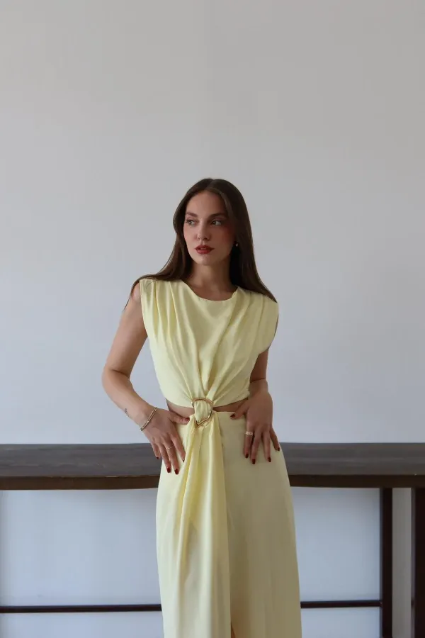 Sarı Önden Tokalı Yan Dekolteli Elbise