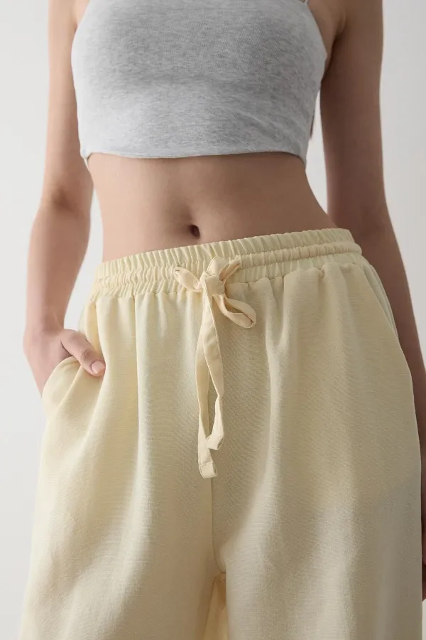 Pantalon jaune à jambes larges et taille élastiquée