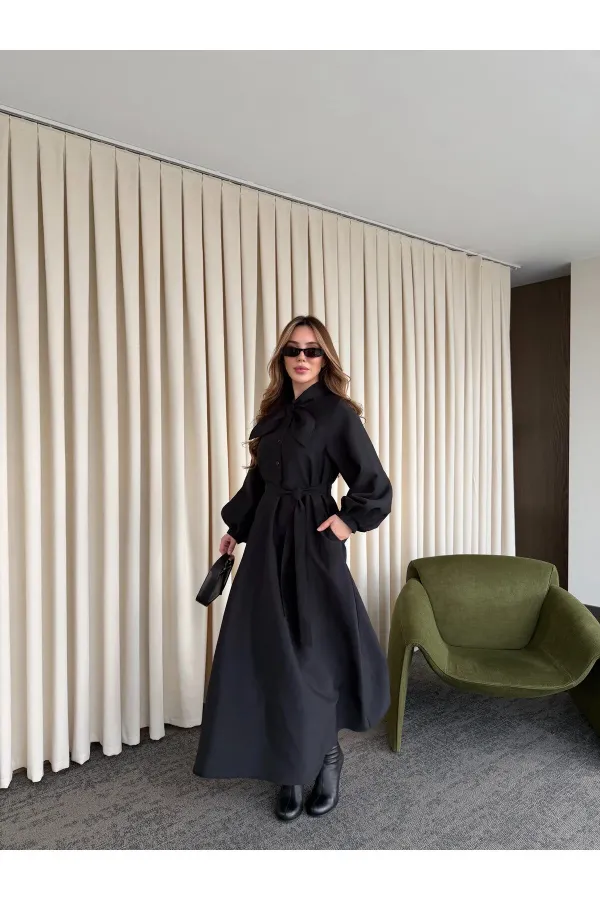 Robe noire avec nœud papillon au col - 2001