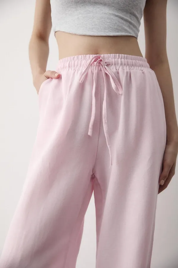Pantalon rose à jambes larges et taille élastiquée