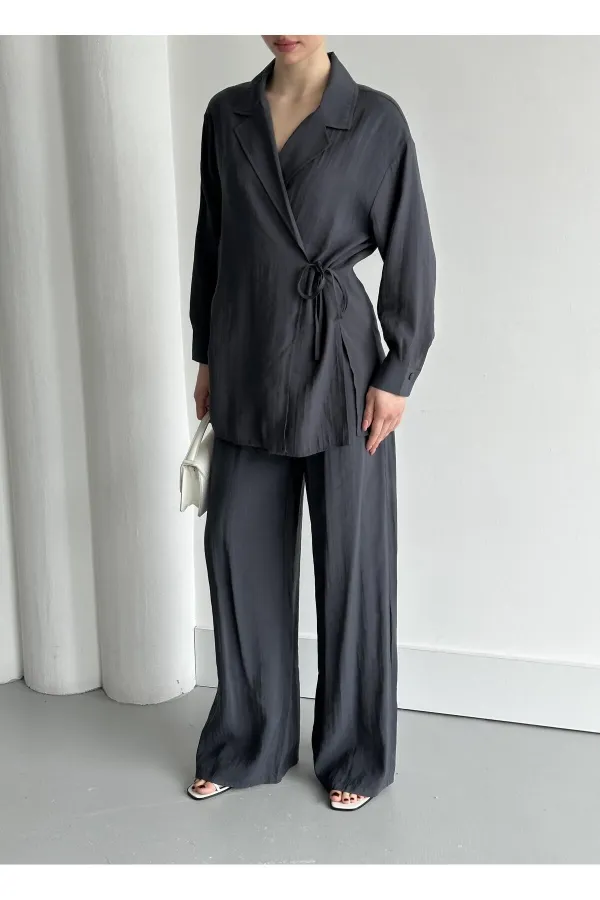 Ensemble kimono anthracite avec détail au col et lien à nouer