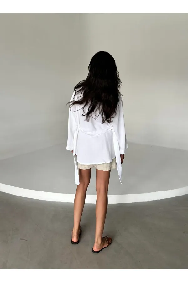 Kimono blanc en coton et lin, orné de boutons et d'une ceinture