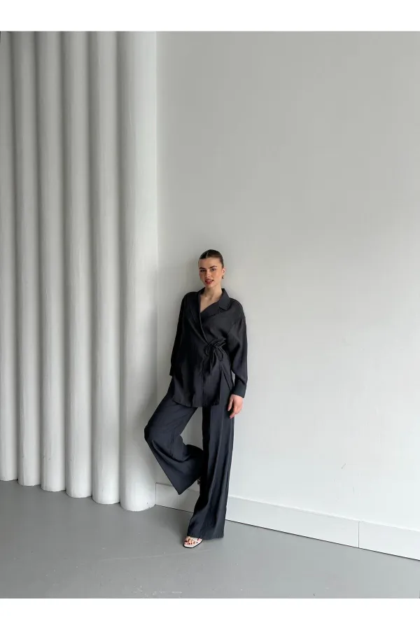 Ensemble kimono anthracite avec détail au col et lien à nouer