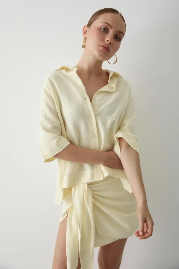 Ensemble jupe et chemise jaunes avec détail de cravate