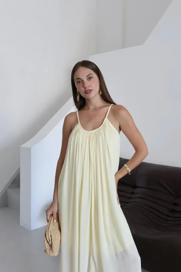 Robe jaune à bretelles et coupe décontractée