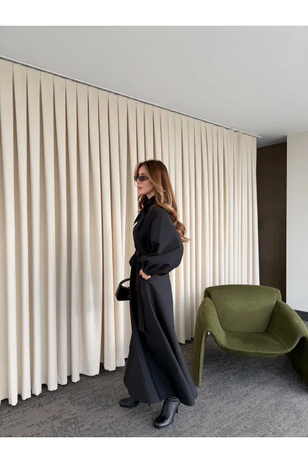 Robe noire avec nœud papillon au col - 2001