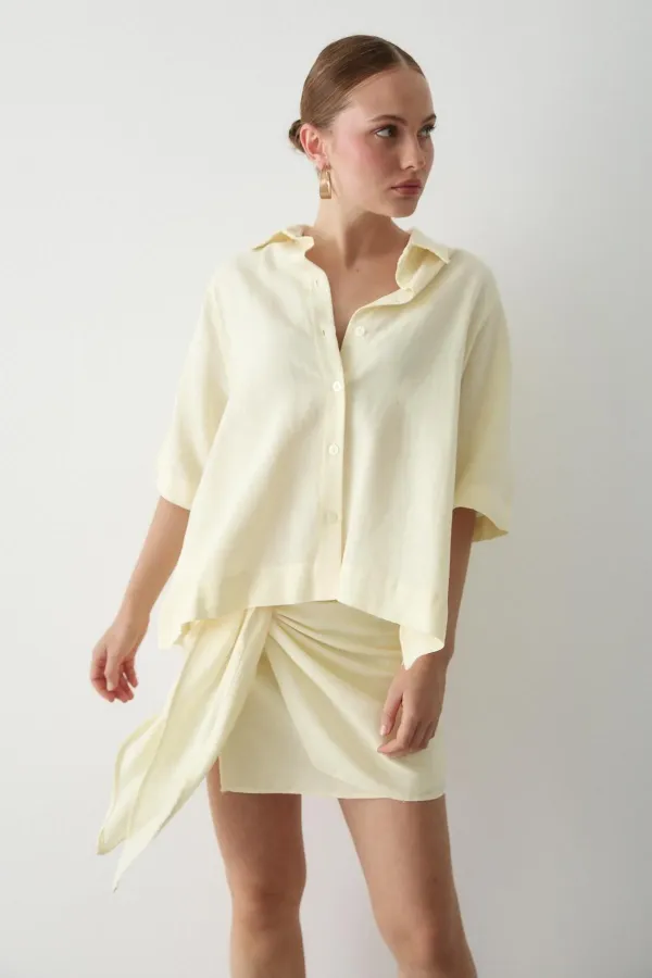 Ensemble jupe et chemise jaunes avec détail de cravate