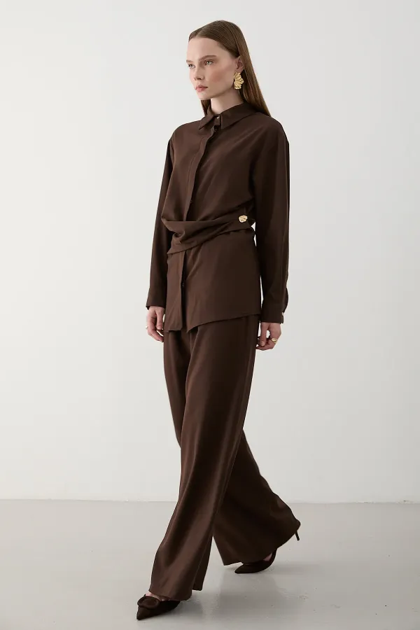 Ensemble chemise et pantalon marron avec boutons décoratifs dorés - 8856