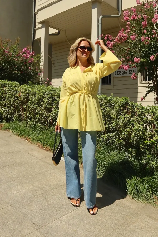 Chemise en voile de lin jaune avec détail à la taille