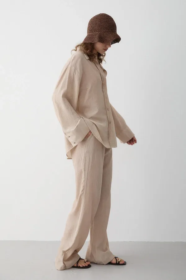 Ensemble chemise et pantalon texturé couleur pierre