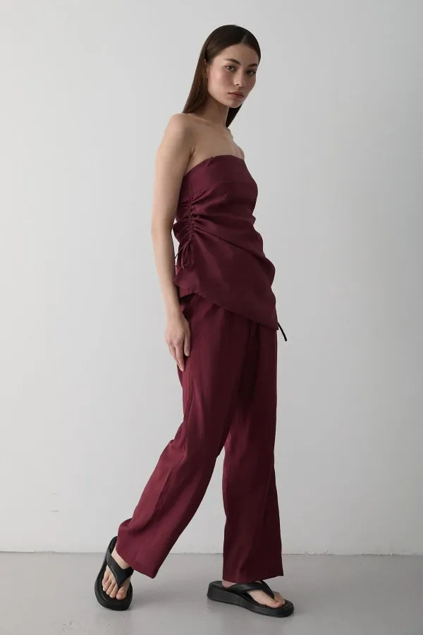 Ensemble chemisier et pantalon bordeaux sans bretelles à fronces latérales