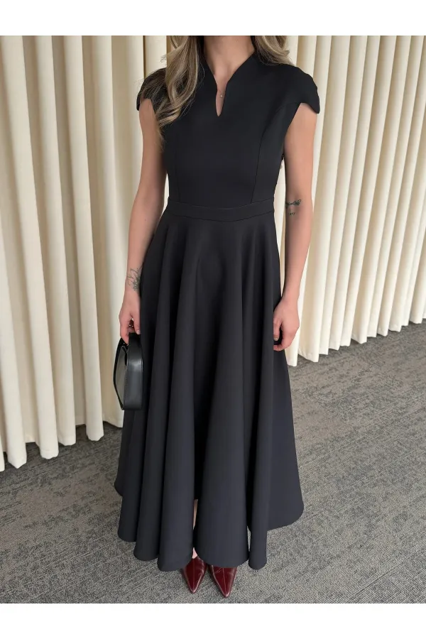 Robe noire courte à col en V - 242480