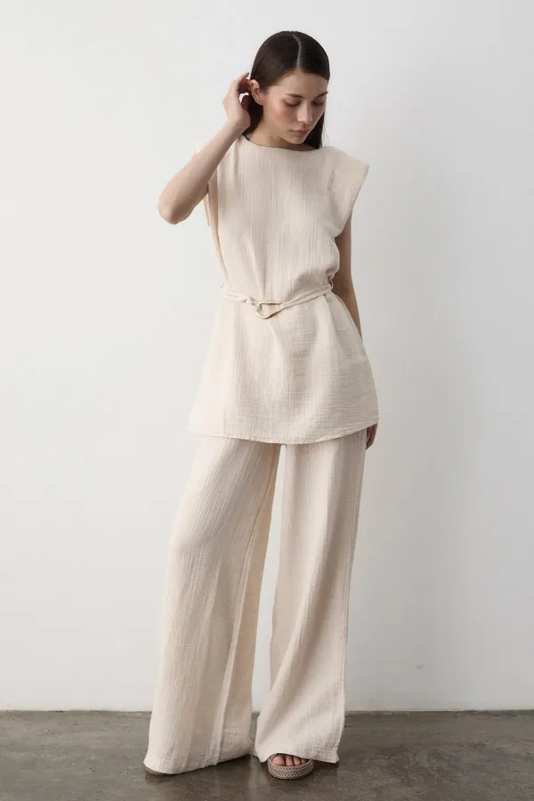 Ensemble deux pièces avec détails d'accessoires en pierre