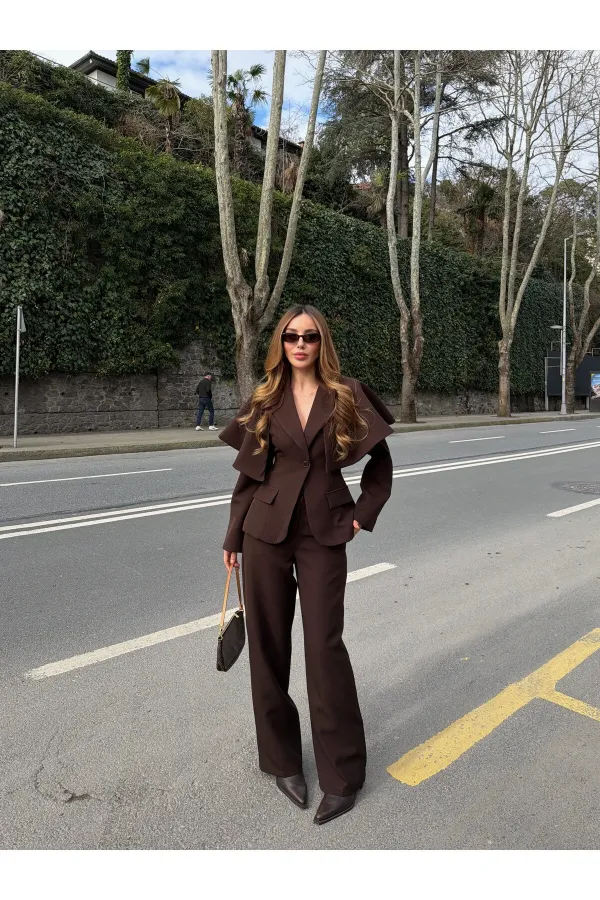 Ensemble veste et pantalon marron à cape - 202604