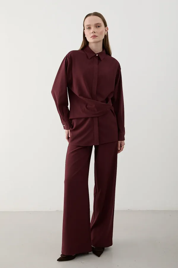 Ensemble chemise et pantalon bordeaux à boutons et accessoires dorés - 8856